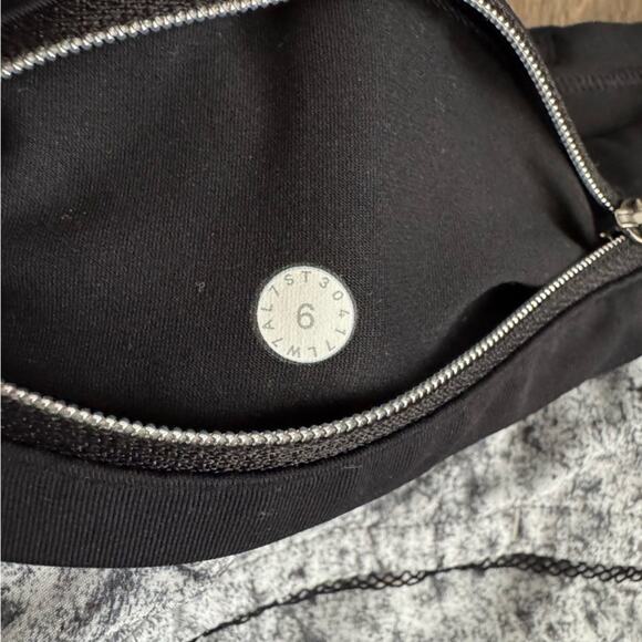 Lululemon Speed Up Short Awaken 2.5" - Size 6 - Picture 9 of 12